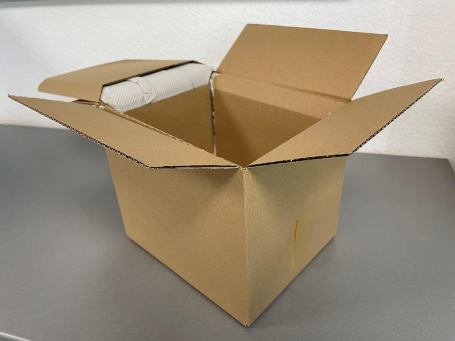 Für eine gute Isolation braucht es kein Styropor! Lagen aus Zellstoffpapier isolieren Eure Tiere für den Transport, sodass sie sicher bei Euch ankommen. Der Karton kann gern wiederverwendet werden, bevor er im Altpapier vollständig recycelt werden kann.